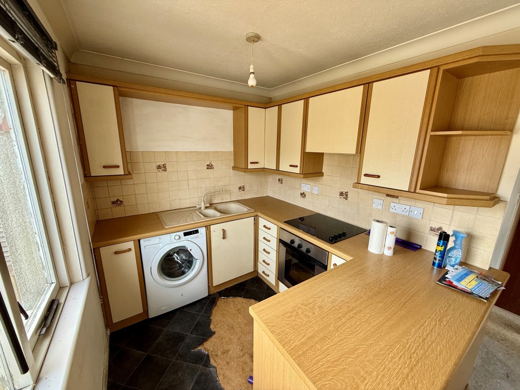 Lot: 201 - FLAT FOR IMPROVEMENT - Kitchen